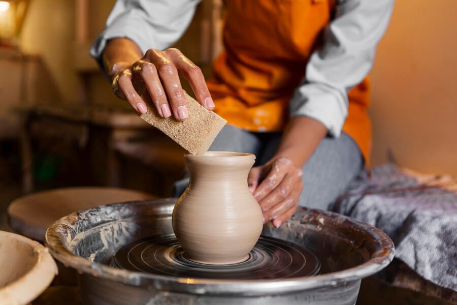 fabrication d'un vase sur tour de potier