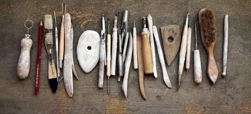 Focus sur les Outils de Céramiste : De la Boulette au Tour